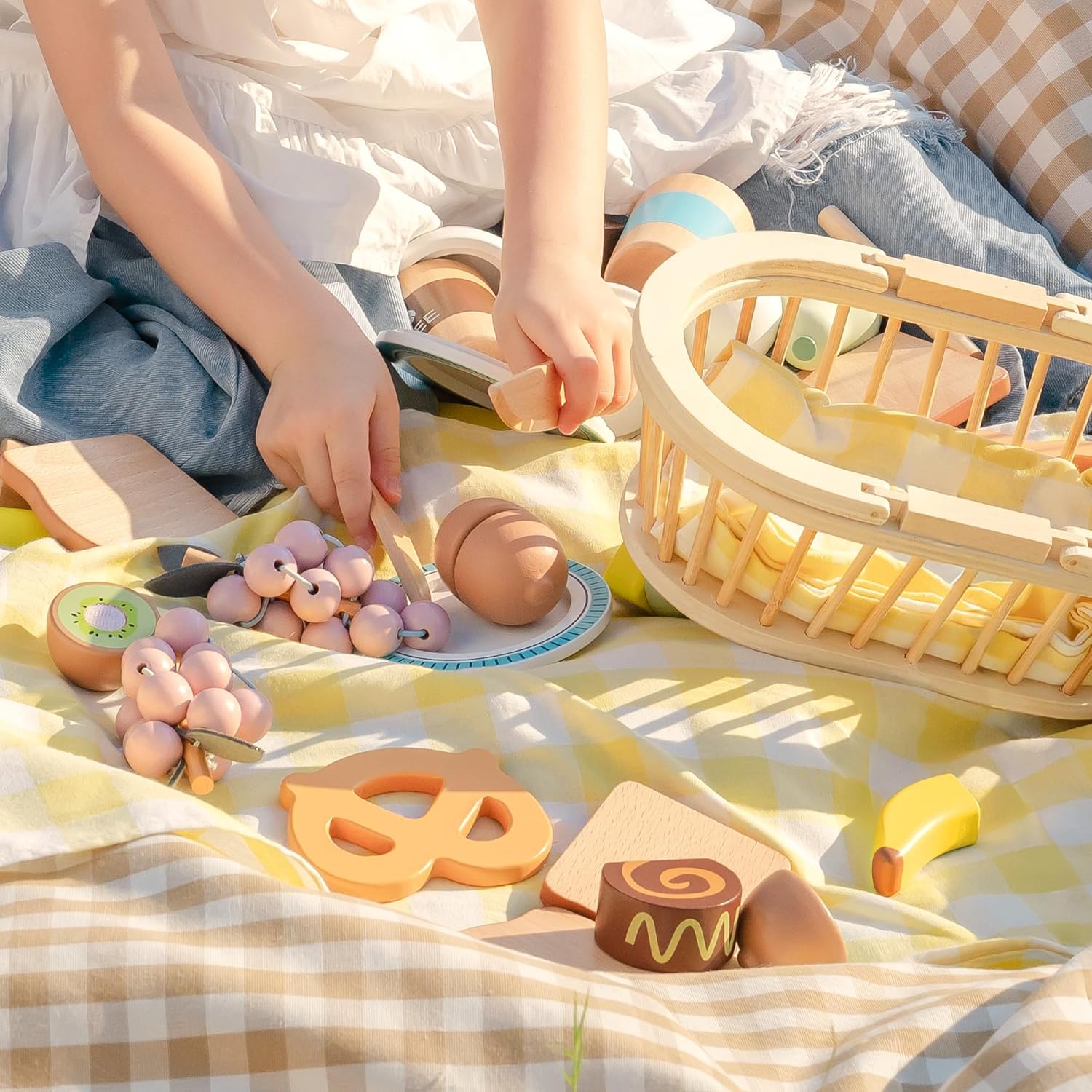 ROBOTIME Wooden Play Food Set with Picnic Basket – Pretend Kitchen Toy with Fruits, Desserts, Drinks & Cookware for Kids Ages 3+