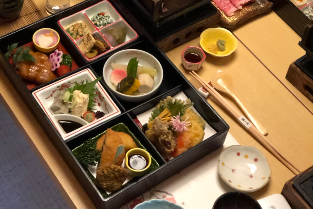 🍱 Guide for Indian Travellers in Japan (Non-Veg & Veg Options) – What To Eat?