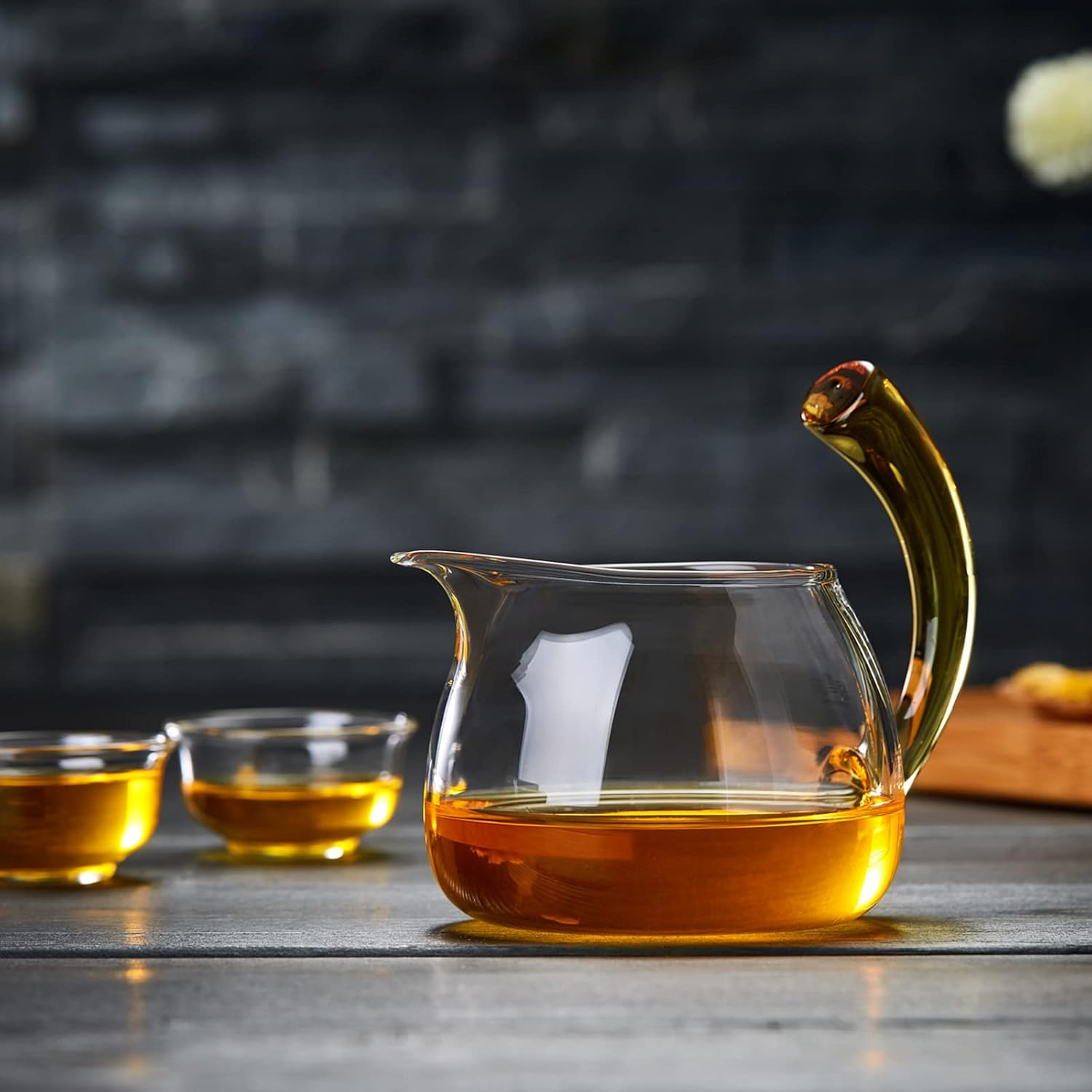 Pokaloti Heat-Resistant Glass Fairness Pitcher – 400ml Tea Serving Cup with Yellow Handle