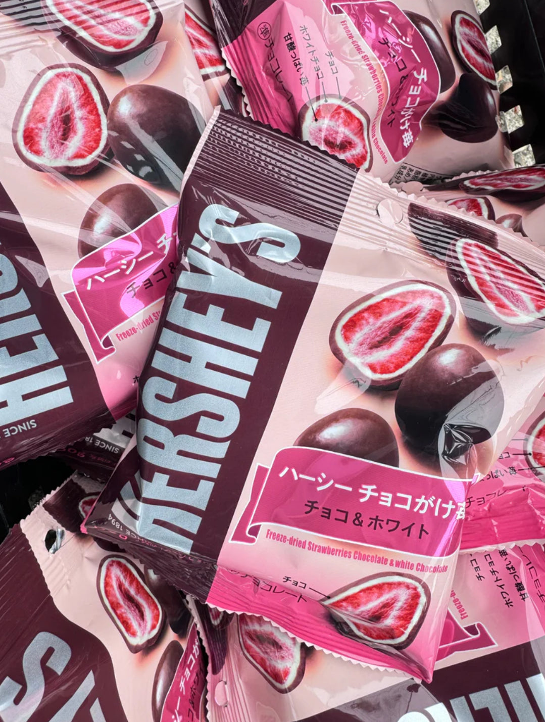 Hershey’s Freeze-dried Strawberry Chocolate &amp; white Chocolate | Made in Japan